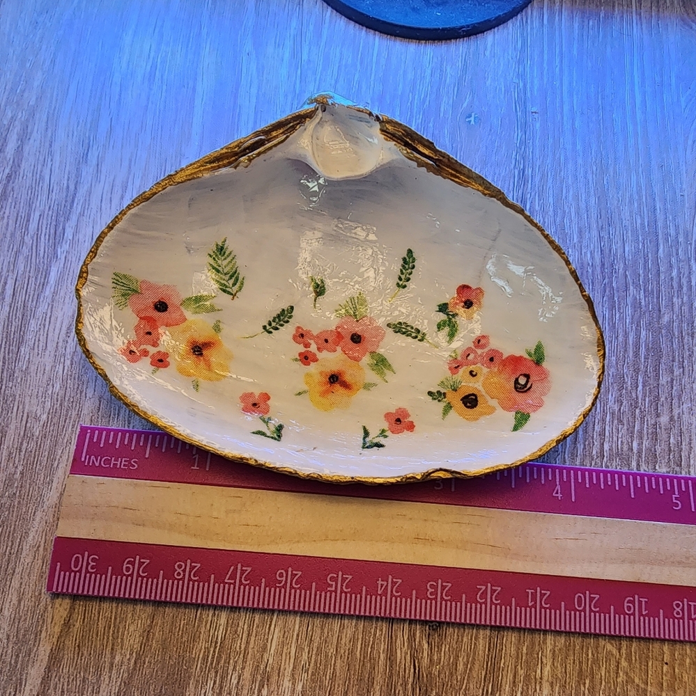 Decoupage Clam Shell - Picture 6 of 7